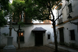 Figura 4. Plaza de Santa Marta, Sevilla. Imagen de un tradicional y mediterráneo “patio-plaza” en el que la geometría y vegetación contribuye significativamente a suavizar las temperaturas como se observa en el gráfico siguiente.