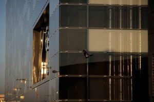 Figura 2. Detalle del muro cortina fotovoltaico del edificio GENyO, Granada, España. Fuente: http://www.onyxsolar.com